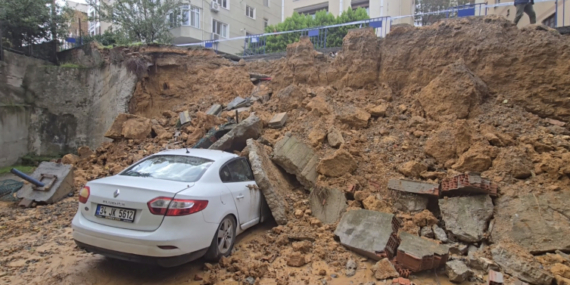 İstanbul’da istinat duvarı araçların üzerine böyle çöktü