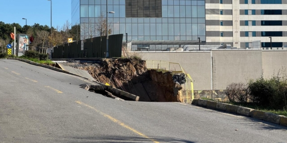 İstanbul’da istinat duvarının yıkılması sonucu yol çöktü