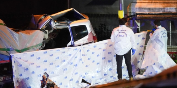 İstanbul’da polisten kaçan aracın tıra çarpması sonucu 1 kişi öldü, 1 kişi yaralandı