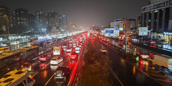 İstanbul’da sağanak: Caddeler göle döndü