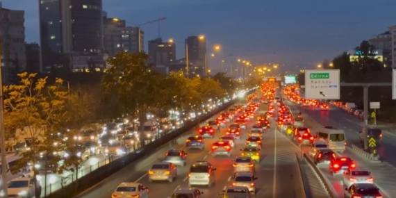 İstanbul’da trafik yoğunluğu arttı: Ulaşım aksadı