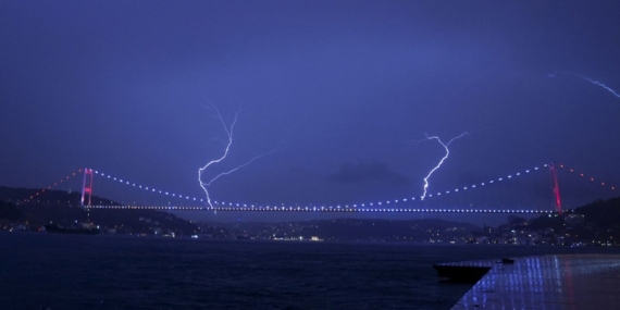 İstanbul’da yıldırımlı gece: Finans Merkezi’nde bir binaya düştü