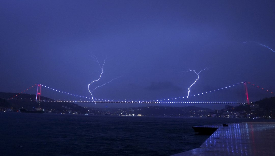 İstanbul'da yıldırımlı gece: Finans Merkezi'nde bir binaya düştü