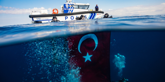 İzmir’de deniz polisleri su altında Türk bayrağı açtı