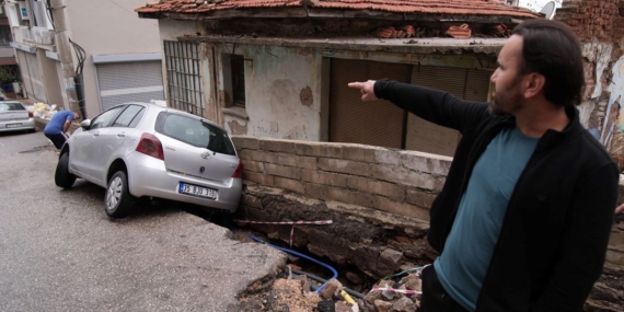 İzmir’de kuvvetli sağanak: Rögarlar taştı, çukurlar oluştu