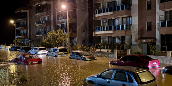 İzmir’de sağanak hayatı olumsuz etkiledi