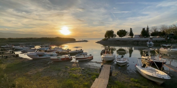 İznik Gölü de kuraklıktan nasibini aldı: 350 metre çekildi, kayıklar karaya oturdu