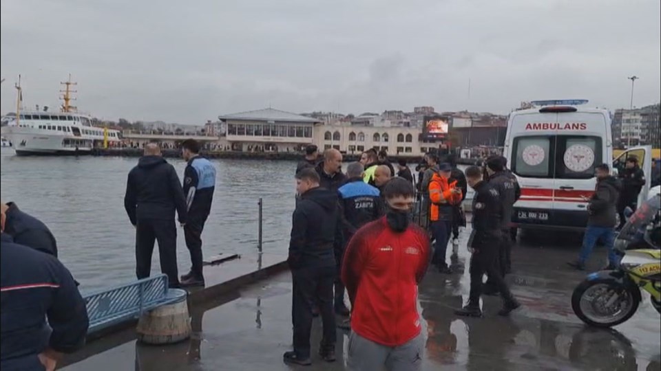 Kadıköy Rıhtım'da facia | Arkadaşları için denize atladılar: Bir ölü, üç yaralı - 1