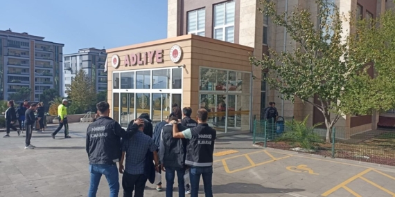Kahramanmaraş’ta aranan 2 hükümlü yakalandı