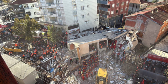 Kocaeli’nde çöken binadan 3 kardeşten biri sağ çıkarıldı