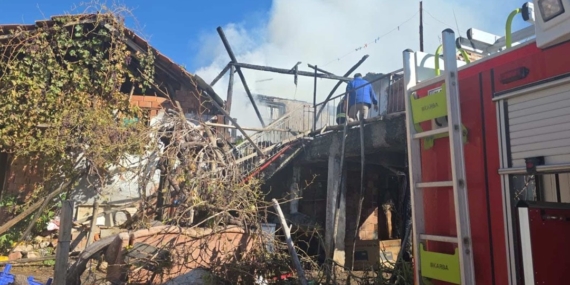 Kömür sobası evi yaktı