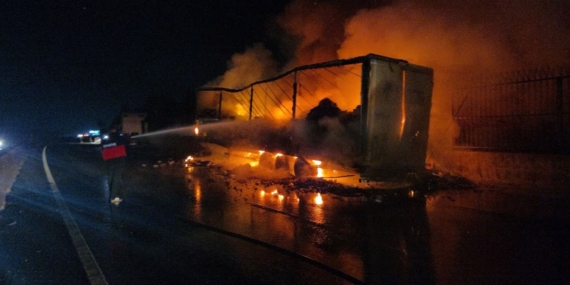 Konserve yüklü TIR, alev alev yandı