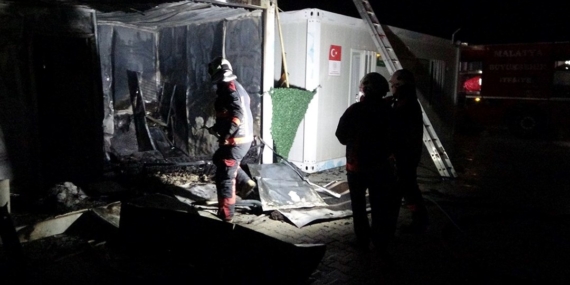 Konteyner kentte yangın: Alevlere uykuda yakalandılar