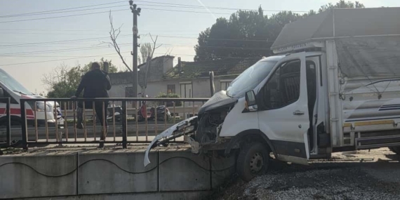 Kontrolden çıkan kamyonet demirlere saplandı