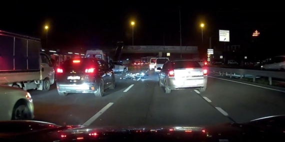 Küçükçekmece’de kaza sonucu yola savrulan motosikletteki 2 kişiye ambulans çarptı