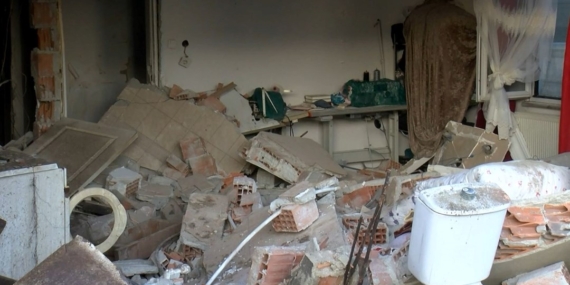 Küçükçekmece’de termosifon patladı: Duvarlar yıkıldı, 2 kişi yaralandı