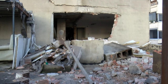 Küçükçekmece’de termosifon patlayan evin duvarları yıkıldı