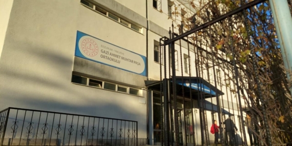 Okul çıkışı merdivenlerde oluşan yoğunlukta 21 öğrenci yaralandı