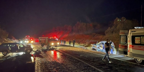 Otomobil kazada alev aldı: Karı koca öldü, 3 kişi yaralandı