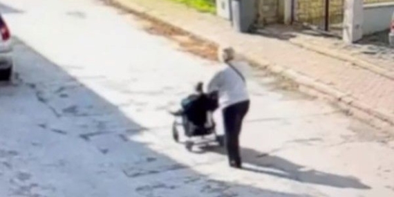 Para dolu çantayı arabanın üstünde unuttu: Bulan kadın ortadna kayboldu