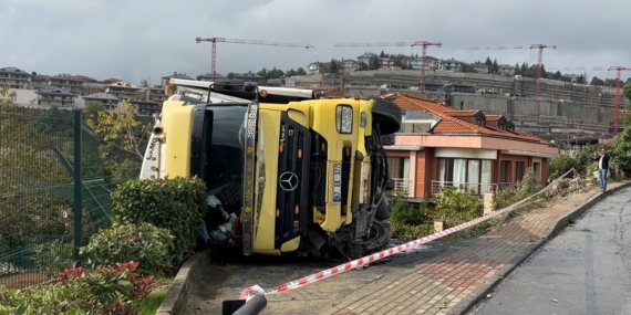 Sarıyer’de TIR devrildi