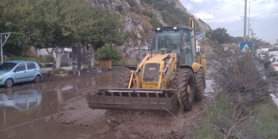 Söke’de toprak kayması: Karayolu trafiğe kapandı