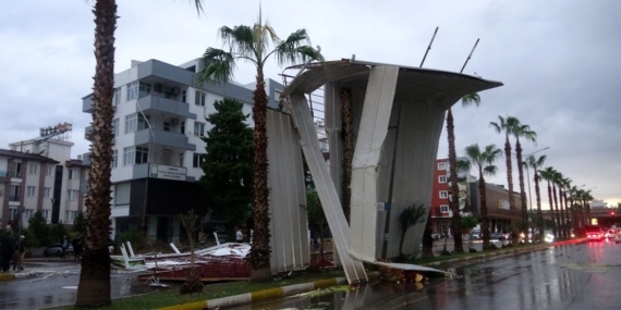Tonlarca ağırlıktaki çatının fırtınada uçtuğu anlar kamerada