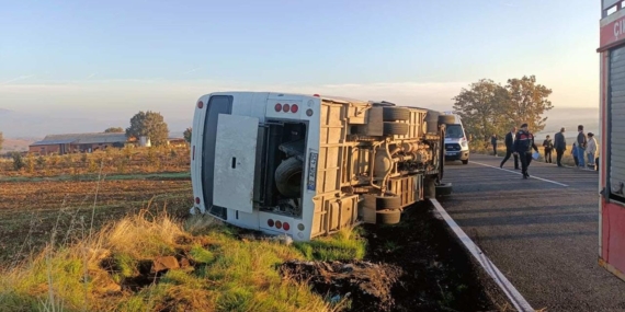 Uşak’ta tarım işçilerini taşıyan midibüs devrildi: 23 yaralı