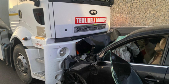 Van’da yakıt tankeri ile otomobil çarpıştı: 2 ölü