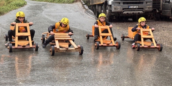 Yağmur engel olamadı: Rize’de tahta arabalar “Laz Ralli”de yarıştı