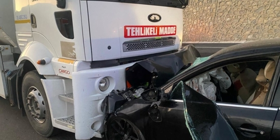Yakıt tankeri ve otomobil kafa kafaya çarpıştı: 2 ölü, 4 yaralı