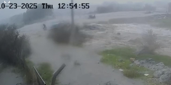 Yaşlı adamın sele kapılma anı kamerada