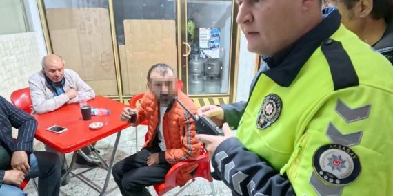 Yüksek promil alkollü halde kaza yaptı, kahveye oturup çay içti