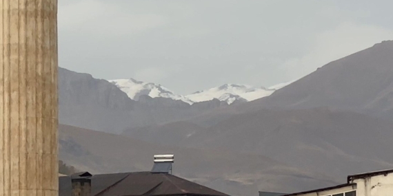 Yüksekova Mor Dağı’nın zirvesi beyaza büründü
