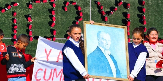 Yurtta Cumhuriyet coşkusu: Sınır köyünden yürekleri ısıtan fotoğraf