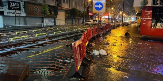 Zeytinburnu’nda tramvay yolunda sıkışan araç seferleri aksattı