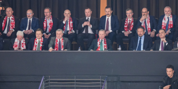 12 Dev Adam galibiyetle başladı