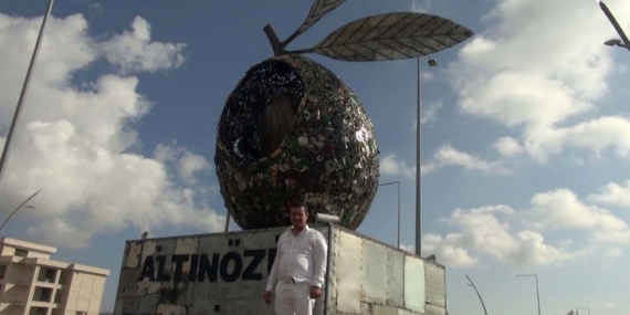 5 tonluk zeytin heykeli ilçenin merkezine yerleştirildi