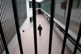 Açık görüşte vahşet: Kızına saldırıp duvara fırlattı