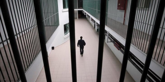 Açık görüşte vahşet: Kızına saldırıp duvara fırlattı