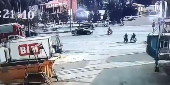 Adana’da kırmızı ışıkta geçen otomobil motosiklete çarptı