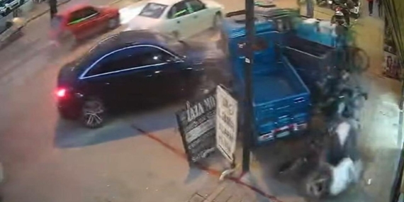 Adana’da kontrolden çıkarak kaza yapan otomobil kamerada