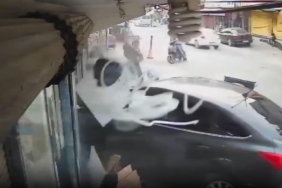 Adana'da otomobil markete girdi, yaya kıl payı kurtuldu