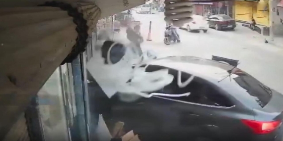 Adana’da otomobil markete girdi, yaya kıl payı kurtuldu