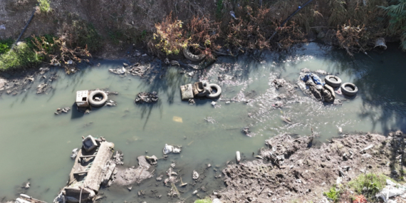 Adana’da, vatandaşlar kokuya neden olan atık su deresinden şikayetçi