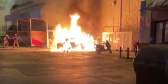 Akaryakıt istasyonunda şarj halindeki otomobilde patlama