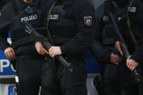 Almanya'da polis, 12 yaşındaki işitme engelli bir kızı silahla vurdu