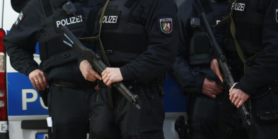 Almanya’da polis, 12 yaşındaki işitme engelli bir kızı silahla vurdu