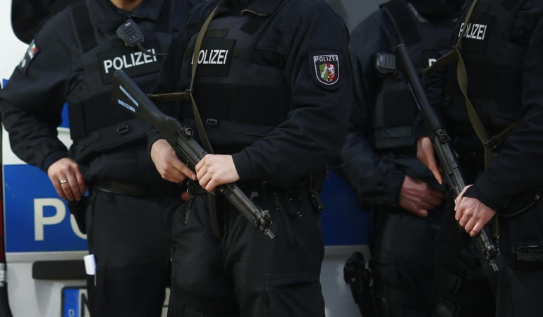 Almanya'da polis, 12 yaşındaki işitme engelli bir kızı silahla vurdu