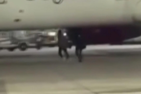 Almanya'da uçağı kaçıran yolcular piste koştu